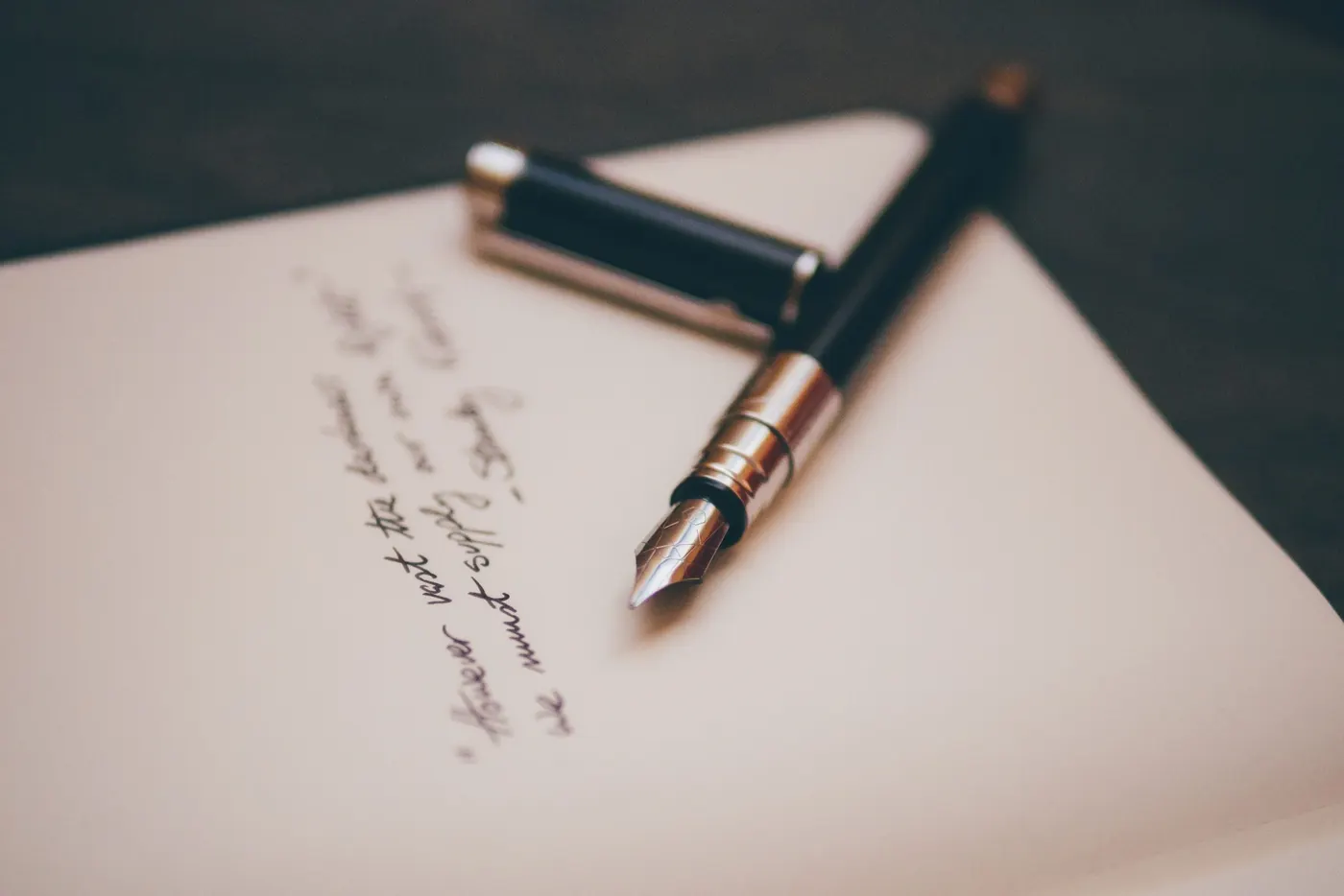 Una pagina scritta a mano con la penna stilografica